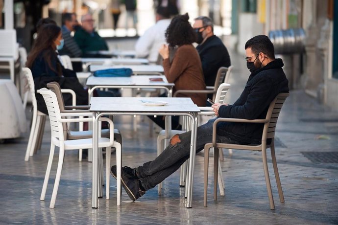 Archivo - Consumidores de terrazas, bares y cafeterías de Málaga portan sus mascarillas ante la obligatoriedad  por parte de la Junta de Andalucía de ponérselas  mientras no se esté consumiendo. Málaga a 26 de octubre 2020