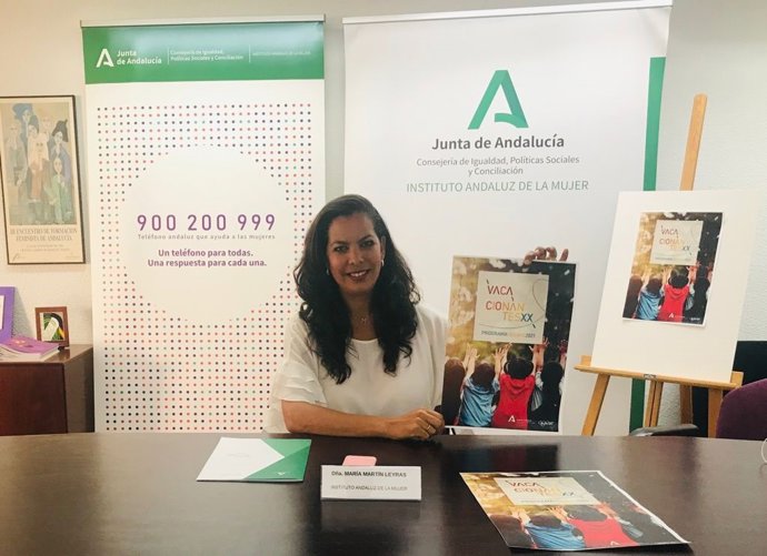 María Martín presenta el programa Vacacionantes.