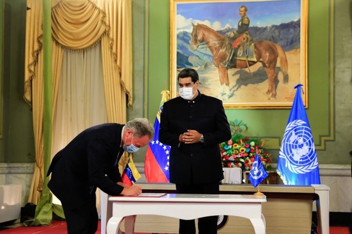 Archivo - El presidente del PMA, David Beasley, y el presidente de Venezuela, Nicolás Maduro.