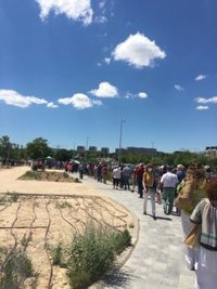 Quejas por las colas en el Isabel Zendal para vacunarse tras citar el hospital a 30.000 personas en un día