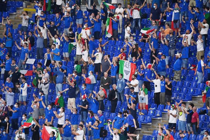 11 June 2021, Italy, Rome: Italy Fans cheer in the stands during the UEFA EURO 2020 Group Asoccer match between Italy and Turkey at the Olympic Stadium. Photo: Matthias Balk/dpa