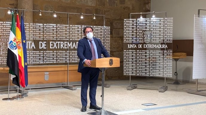 El vicepresidente segundo y consejero de Sanidad y Servicios Sociales de la Junta, José María Vergeles, en rueda de prensa