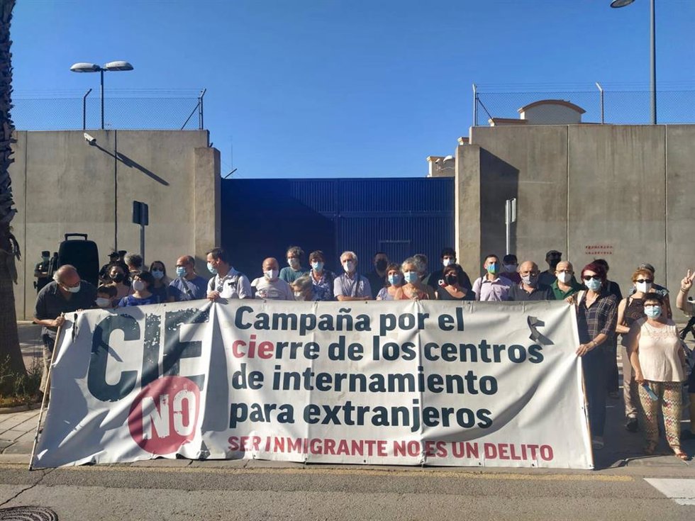 Protesta de CIEs NO frente a Zapadores