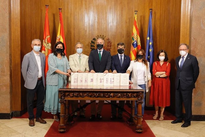 El alcalde de Zaragoza, Jorge Azcón, ha recibido la colección 'Técnica e Ingeniería en España' que ha donado el ingeniero industrial Manuel Silva al Ayuntamiento.