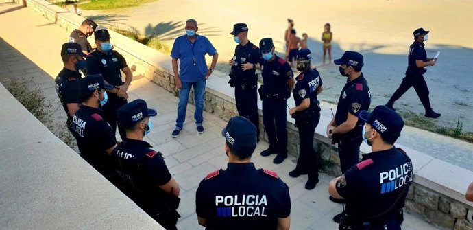 Agentes de la Policía Local en una playa de Palma. 
