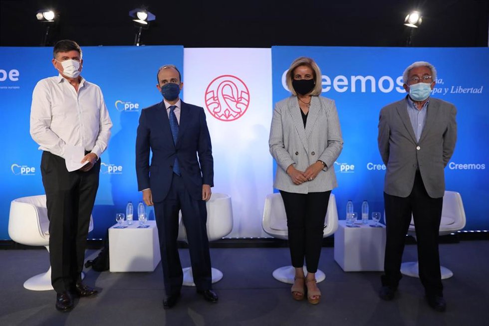 La exministra de Empleo, Fátima Báñez, y los exministros de Trabajo Manuel Pimentel y Juan Carlos Aparicio, en un curso del Grupo del PPE. En San Lorenzo de El Escorial (Madrid), a 7 de julio de 2021.