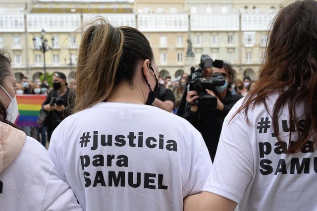 Los amigos de Samuel durante una manifestación para condenar el asesinato del joven de 24 años el pasado sábado en A Coruña debido a una paliza, a 5 de julio de 2021, en A Coruña, Galicia, (España). Bajo el lema, #JusticiaParaSamuel, los asistentes quiere