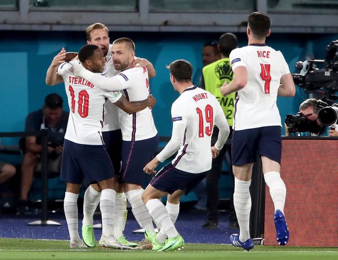 03 July 2021, Italy, Rome: England's Harry Kane (2nd L) celebrates scoring his side's first goal with team mates during the UEFA EURO 2020 Quarter-Final soccer match between Ukraine and England at the Stadio Olimpico. Photo: Nick Potts/PA Wire/dpa