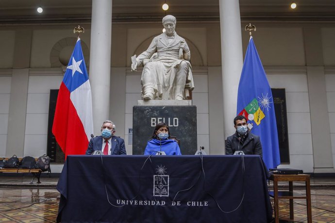 06 July 2021, Chile, Santiago: Elisa Loncon (C), an indigenous woman from the Mapuche people who was elected president of the Constituent Assembly, attends a press conference with Vice president of the Assembly Jaime Bassa (R) and rector of the Universi