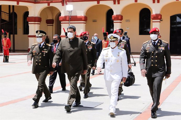Archivo - HANDOUT - 02 July 2020, Venezuela, Caracas: Venezuelan President Nicolas Maduro (2nd L) and Venezuelan Minister of Defence Vladimir Padrino (L) take part in a promotion ceremony for members of the Armed Forces at the Military Historical Museum