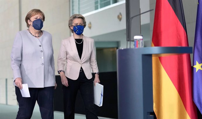 22 June 2021, Berlin: German Chancellor Angela Merkel and President of the European Commission Ursula von der Leyen (R), arrive for a joint press conference following their meeting at the Federal Chancellery in Berlin. Photo: Michael Sohn/POOL AP/dpa