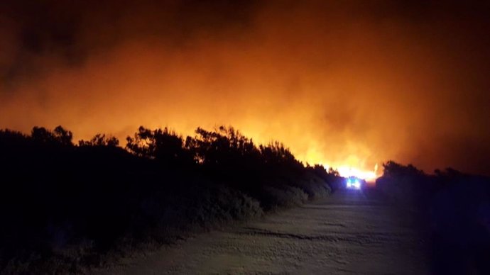 Dos helicópteros se suman a las labores contra un incendio forestal en un paraje de San Roque (Cádiz)