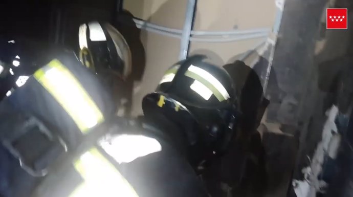 Bomberos sofocando el incendio en una vivienda de San Sebastián de los Reyes