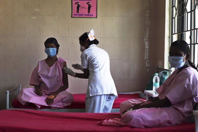 Una mujer es vacunada contra el coronavirus en India