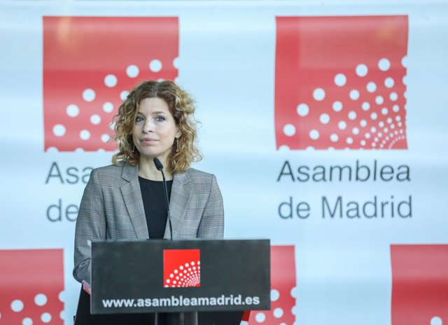 La portavoz del PSOE en la Asamblea de Madrid, Hana Jalloul, interviene en una rueda de prensa previa a una sesión de control al Gobierno de la Comunidad de Madrid en la Asamblea de Madrid