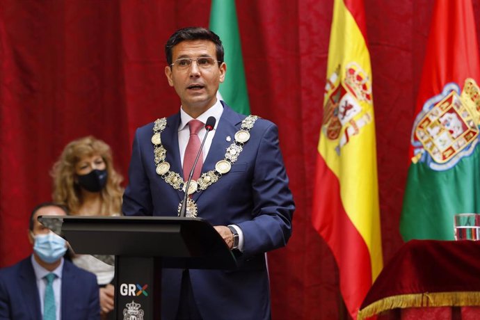 El nuevo alcalde de Granada, Francisco Cuenca del PSOE, en el pleno de investidura.