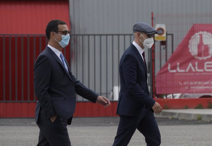 Los mossos Carlos de Pedro (i) y Xavier Goicoechea (d) a su llegada a la Audiencia Nacional para declarar en el juicio por ir con el expresidente de la Generalitat Carles Puigdemont en el momento de su detención en Alemania, a 6 de julio de 2021, en San