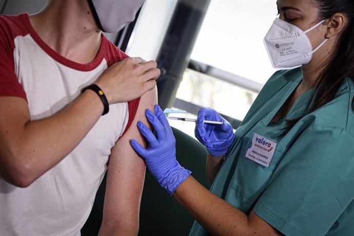 Un joven del próximo Erasmus recibe la vacuna contra el Covid-19 en el dispositivo puesto en marcha en la Facultad de Enfermería y Podología de la Universitat de Valencia, a 5 de julio de 2021, en Valencia