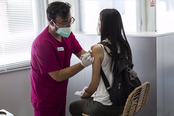 Una persona recibe la vacuna de Moderna contra el Covid-19 en el dispositivo puesto en marcha por Acciona en Madrid