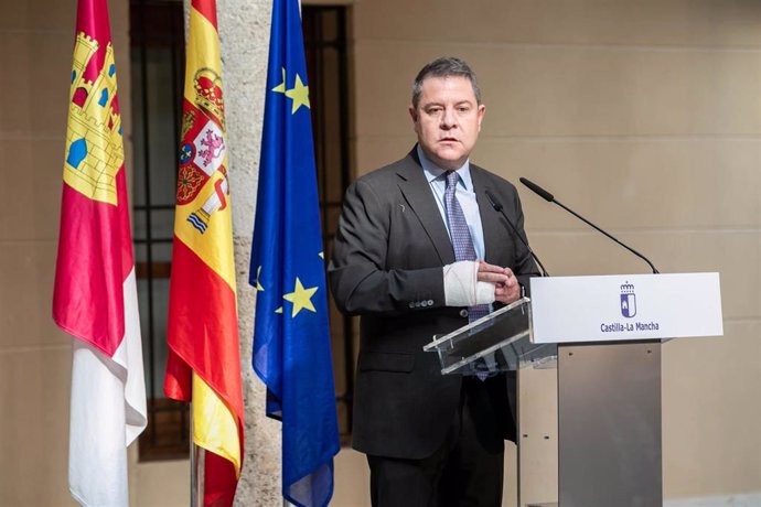El presidente regional, Emiliano García-Page, presenta la nueva flota de ambulancias del Servicio de Salud de Castilla-La Mancha (SESCAM) del Grupo de Empresas San Román.