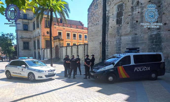 Agentes de la Policía Nacional y Policía Local en el Alcázar de Jerez