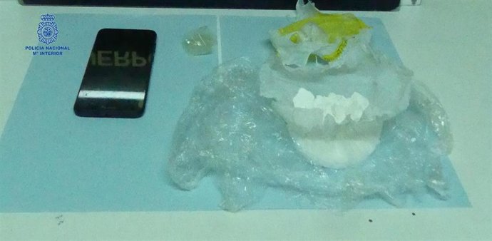 Droga incautada a una pasajera en el aeropuerto de Mahón.