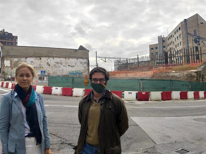 La portavoz de Vox en el Ayuntamiento de Oviedo, Cristina Coto, y el diputado nacional de Vox, José María Figaredo, en Oviedo.