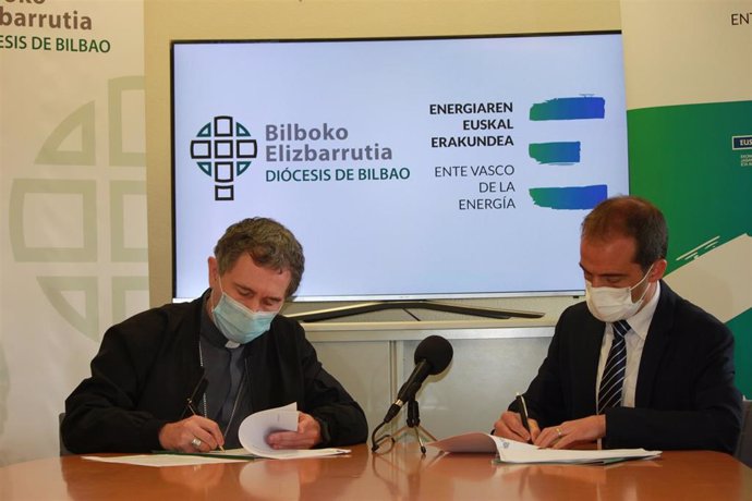El Obispo de Bilbao, Joseba Segura, y el director general del Ente Vasco de la Energía, Iñigo Ansola