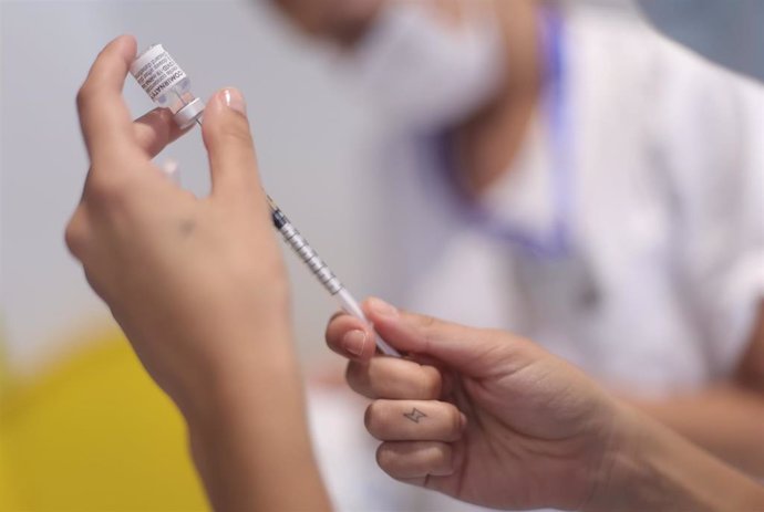 Una sanitaria recarga una dosis de la vacuna contra el Covid-19 para los estudiantes del próximo Erasmus, en el dispositivo puesto en marcha en el Colegio Oficial de Médicos de Madrid, a 7 de julio de 2021, en Madrid, (España).