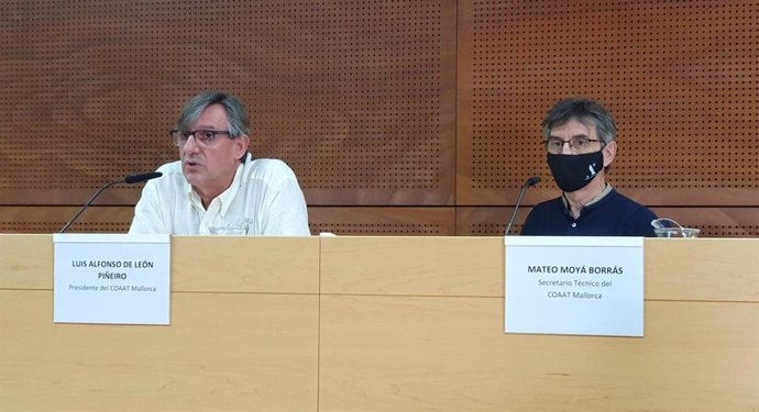 El presidente del Colegio Oficial de Aparejadores, Luis Alfonso de León Piñeiro, y el secretario técnico del COAAT Mallorca, Mateo Moyá Borrás.