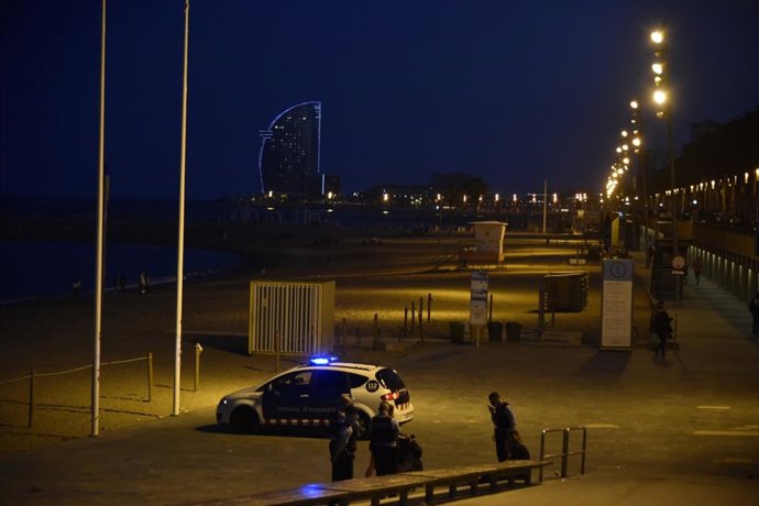 Archivo - Mossos d'Esquadra en la playa de Barcelona - Archivo
