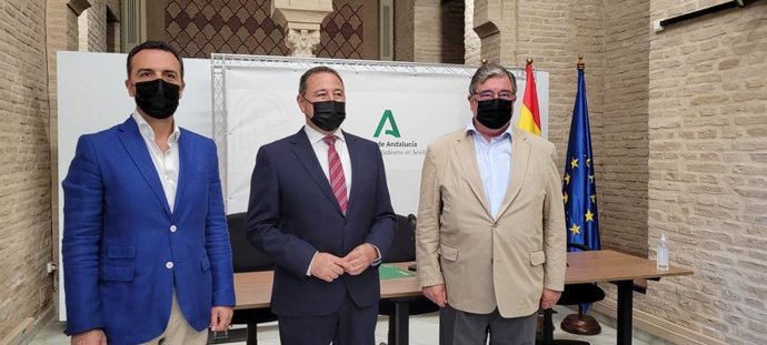 Millán, Sánchez y Vidal-Aragón, tras la firma del convenio entre la Junta y Banco de Alimentos