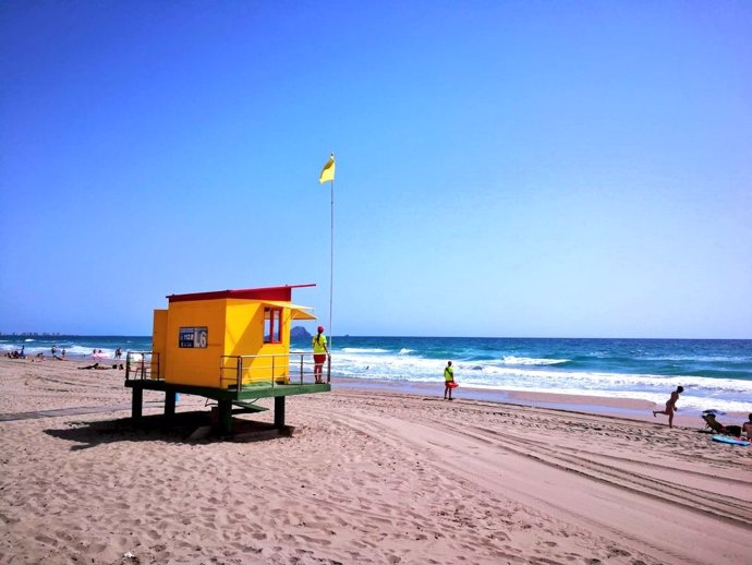 Archivo - La bandera amarilla ondea este lunes en ocho playas de Cartagena, San Javier y Águilas