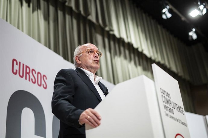 El ex vicepresidente de la Comisión Europea Joaquín Almunia imparte la conferencia Europa. Presente y futuro en el curso Tendencias geopolíticas, ¿Hacia dónde va Europa?, en los Cursos de Verano de la Universidad Complutense de Madrid. 