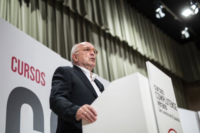 El ex vicepresidente de la Comisión Europea Joaquín Almunia imparte la conferencia Europa. Presente y futuro en el curso Tendencias geopolíticas, ¿Hacia dónde va Europa?, en los Cursos de Verano de la Universidad Complutense de Madrid, a 8 de julio 