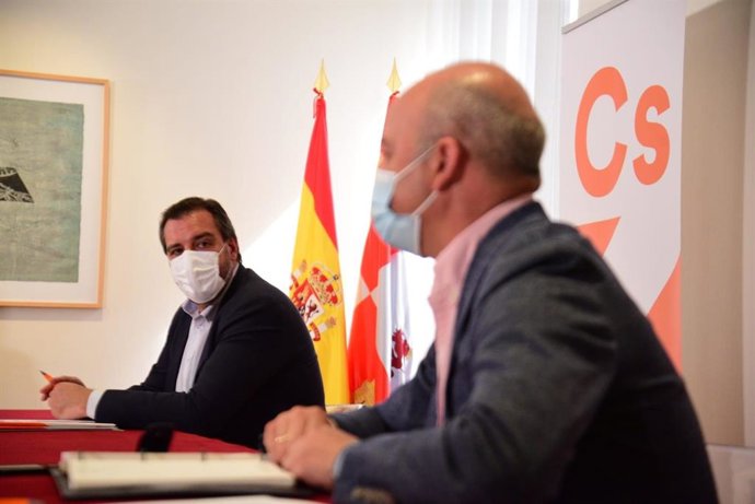 Imagen de la reunión del Grupo Parlamentario Ciudadanos ccn el diputado de los naranjas Juan Ignacio López-Bas