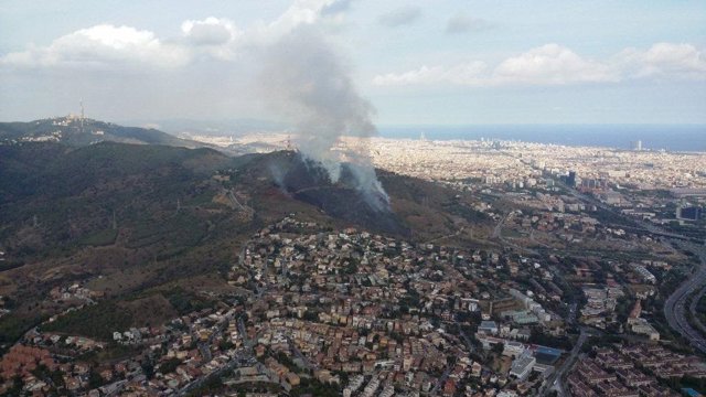 Archivo - Arxiu - Incendi al parc natural de Collserola