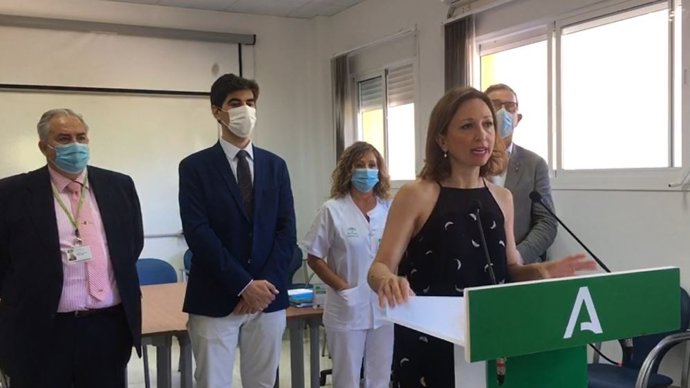 Patricia Navarro, delegada de la JUnta de Andalucía en Málaga, atiende a los medios