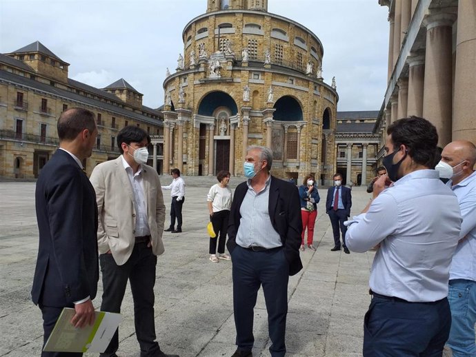 El consejero de Ciencia, Innovación y Universidad del Principado de Asturias, Borja Sánchez, antes de la presentación de los proyectos de las misiones científicas, en el teatro de la Laboral, en Gijón