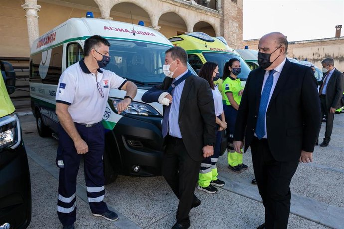 El presidente regional, Emiliano García-Page, presenta la nueva flota de ambulancias del Servicio de Salud de Castilla-La Mancha (SESCAM) del Grupo de Empresas San Román.