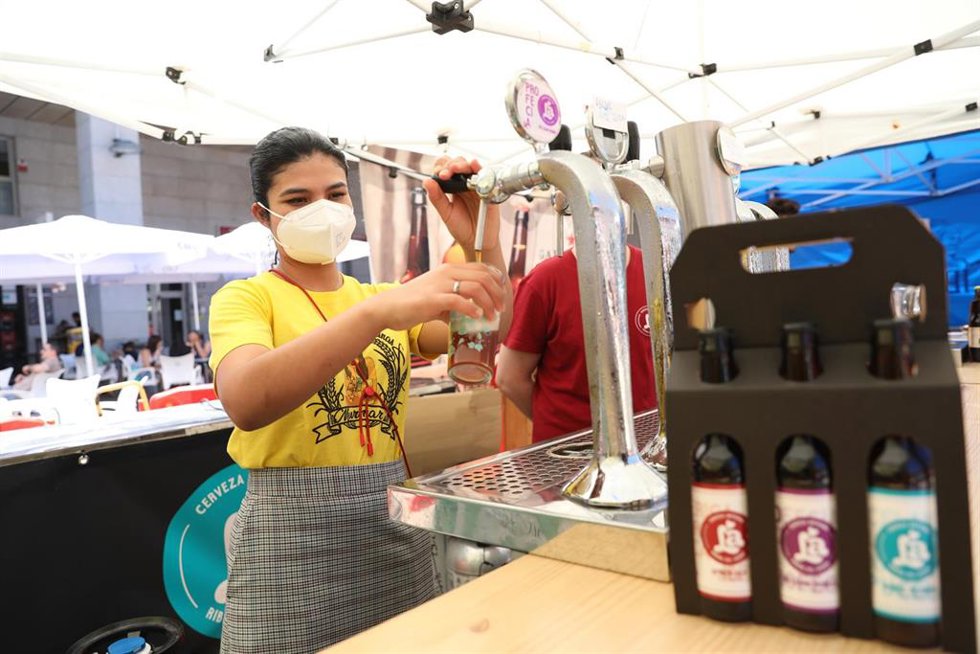 Una camarera sirviendo una cerveza