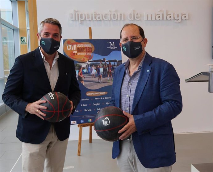 Juan Carlos Maldonado, vicepresidente primero de la Diputación, y Ricardo Bandrés, delegado de la Federación Andaluza de Baloncesto en Málaga.