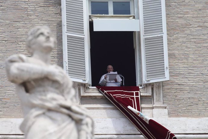 El Papa durante el rezo del pasado domingo previo a su operación de colon