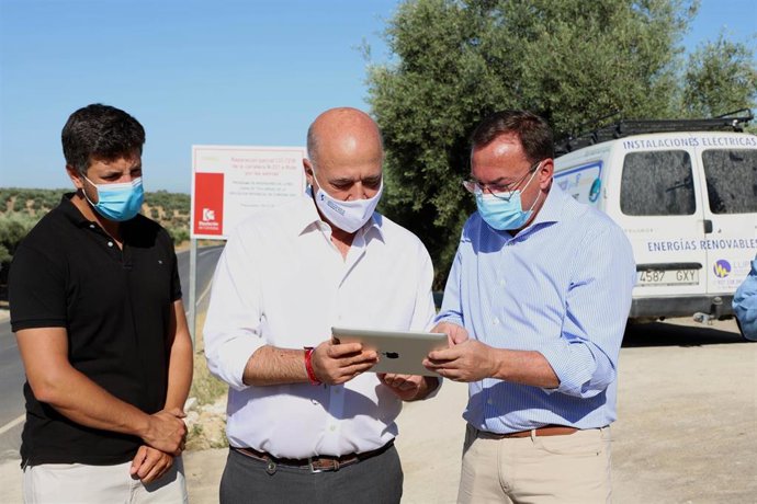 El delegado de Medio Natural y Carreteras de la Diputación de Córdoba, Francisco Palomares (dcha.), y el alcalde de Rute y presidente provincial, Antonio Ruiz, en el encuentro mantenido.