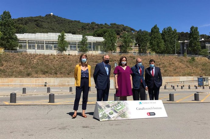 La teniente de alcaldía de Urbanismo, Janet Sanz, el presidente de la Fundación La Caixa, Isidre Fainé, la alcaldesa de Barcelona, Ada Colau, el patrono Javier Solana y el concejal Albert Batlle, en la presentación del CaixaResearch Institute