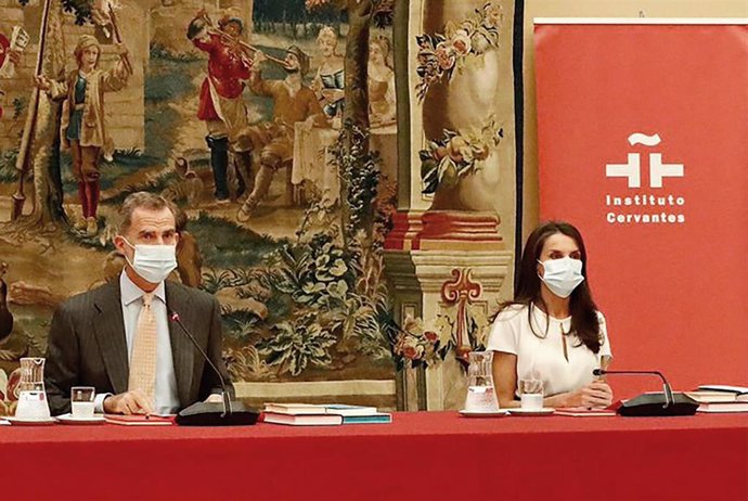Archivo - Los Reyes Felipe VI y Letizia durante la reunión anual del Patronato del Instituto Cervantes el pasado mes de octubre