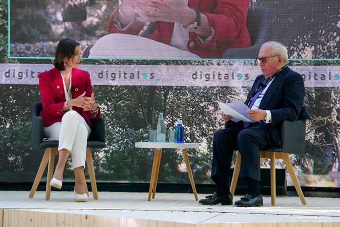 La ministra de Industria, Comercio y Turismo, Reyes Maroto, y el exministro de Defensa Eduardo Serra conversan durante la segunda jornada de DigitalES Summit 2021, a 8 de julio de 2021, en el Real Jardín Botánico, Madrid, (España). 