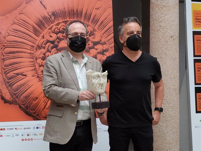 Jesús Cimarro y Juanma Pérez con la cuarta pieza de la colección exclusiva de Terracota Mérida para el Festival de Teatro.
