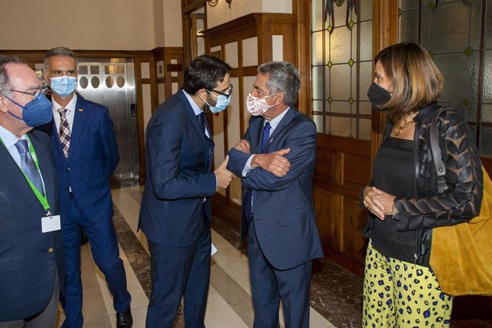 El secretario de Estado de Justicia, Pablo Zapatero, y el presidente de Cantabria, Miguel Ángel Revilla, inauguran un curso de la UIMP acompañados por la consejera de Presidencia, Interior, Justicia y Acción Exterior, Paula Fernández