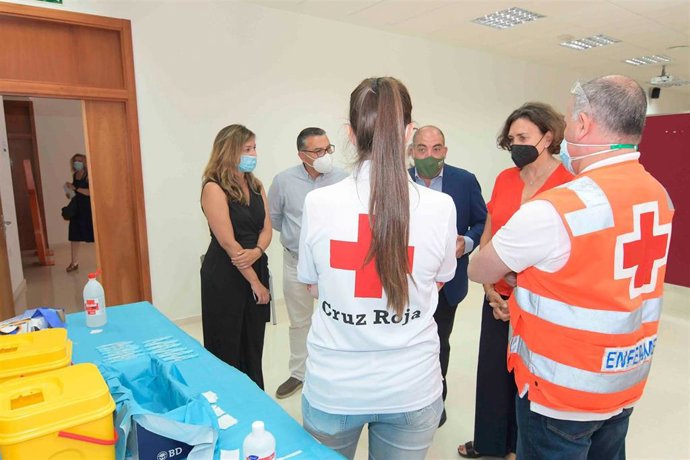 El presidente de ATA, Lorenzo Amor, y la secretaria general de la CEC, Carmen Romero, durante la visita a las instalaciones del CINPI.